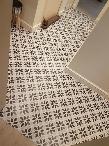 La Madeleine Lyla Noir 20x20-2